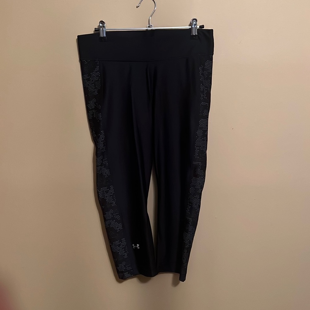 Under armor capri leggings, size large